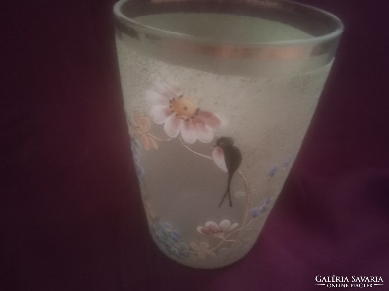Meseszép zománc festéses 19. századi pohár fecskével és virágokkal