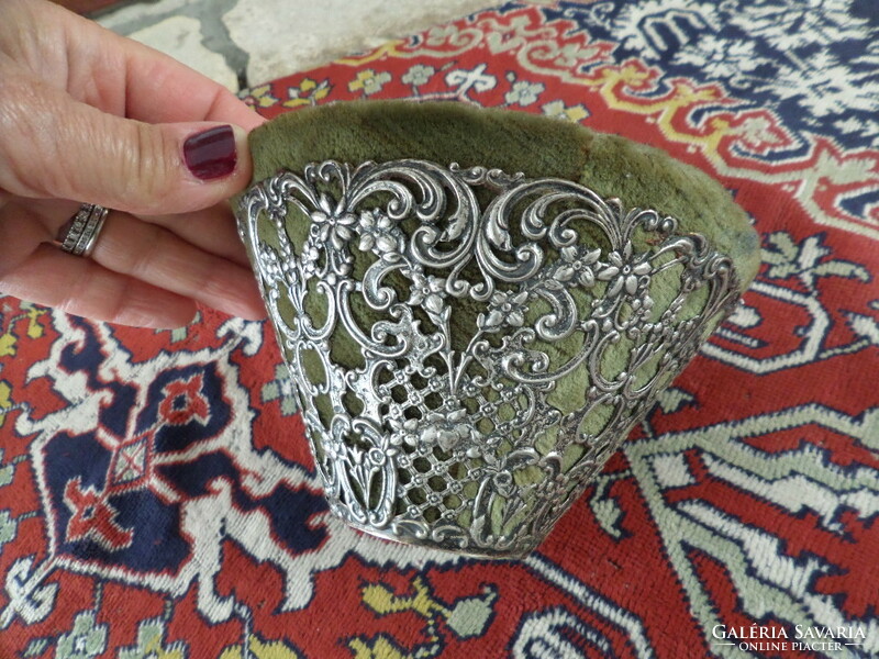Velvet skein holder with antique silver decoration