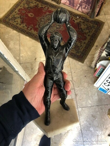 Soccer player metal statue, 26 cm high, for collectors.