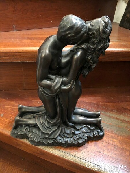 Bronze statue, couple in love, work measuring 30 x 24 cm. Le nantec