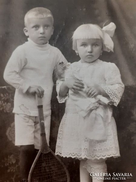 Régi gyerekfotó fiú lány fénykép Békési Győző fényképész Újpest régi teniszütő fotó