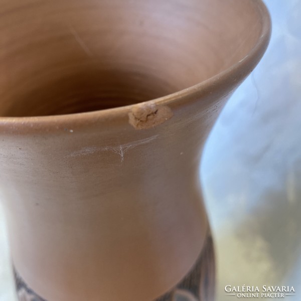 Corundum ceramic vase is damaged!
