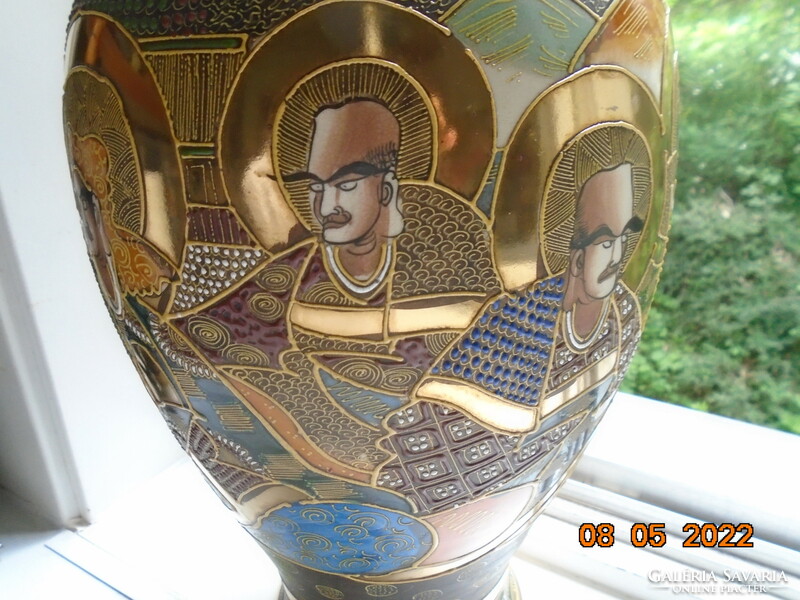 19.Sz spectacular, with hand-marked gold, satsuma moriage vase with Kannon goddess, 7 illuminated rakan