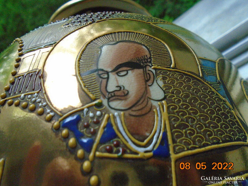 19.Sz spectacular, with hand-marked gold, satsuma moriage vase with Kannon goddess, 7 illuminated rakan