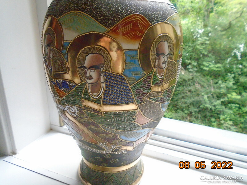 19.Sz spectacular, with hand-marked gold, satsuma moriage vase with Kannon goddess, 7 illuminated rakan