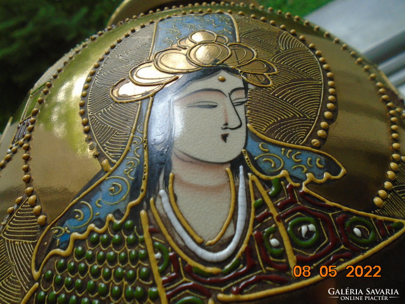 19.Sz spectacular, with hand-marked gold, satsuma moriage vase with Kannon goddess, 7 illuminated rakan