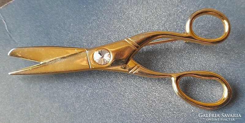 Scissors brooch with stone