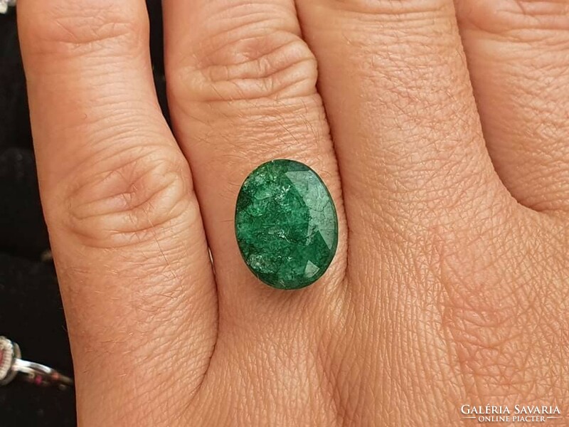 Columbiai ovalis smaragd drágakő kissé opak, cerifikációval