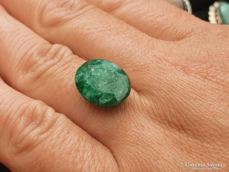 Columbiai ovalis smaragd drágakő kissé opak, cerifikációval