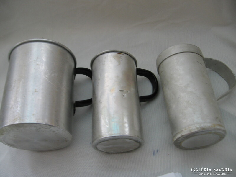 3 retro gauges, measuring cup 1 liter, 2 half liters