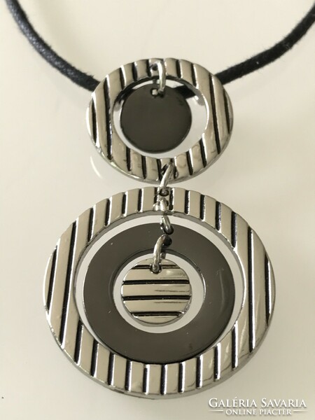 Fashionable necklace with stainless steel pendant, 42 cm long