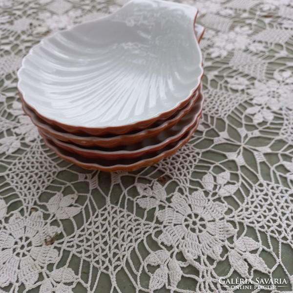 Shell-shaped ceramic shape