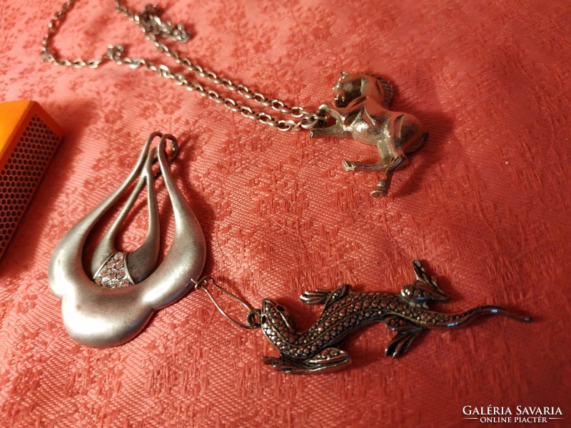 Jewelry, chain with 3 pendants