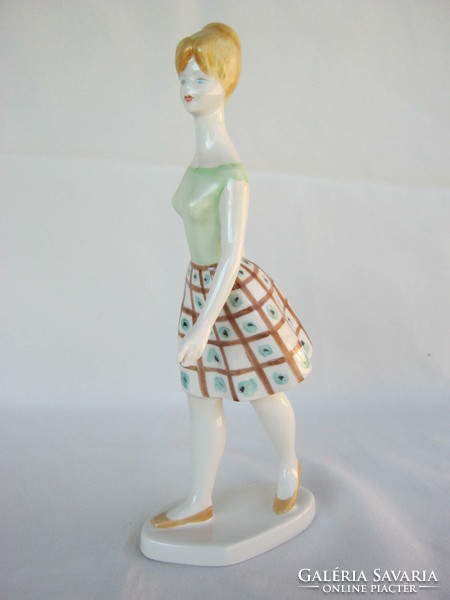 Retro ... Hollóházi porcelán figura nipp lány kockás szoknyában nagy méretű 25 cm