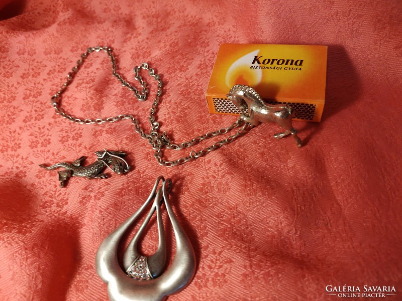 Jewelry, chain with 3 pendants