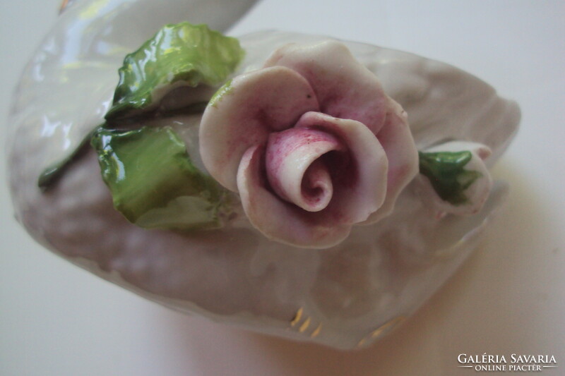 Porcelán hattyú,plasztikus rózsa dísszel. (gyűrűtartónak)