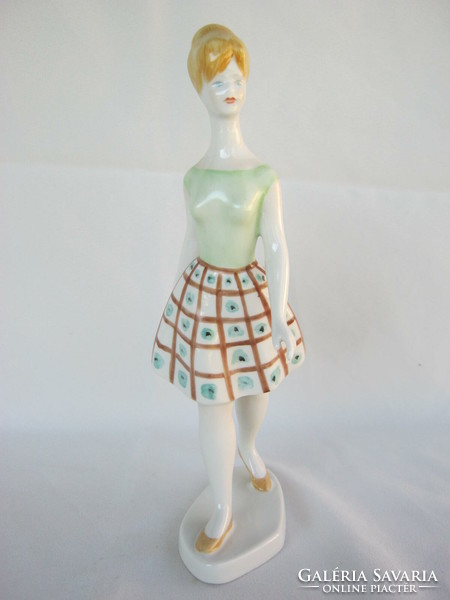 Retro ... Hollóházi porcelán figura nipp lány kockás szoknyában nagy méretű 25 cm