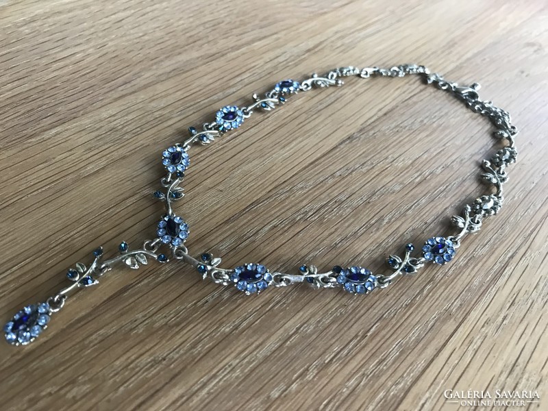 Floral necklace with medium blue and dark blue polished crystals, 41 cm long
