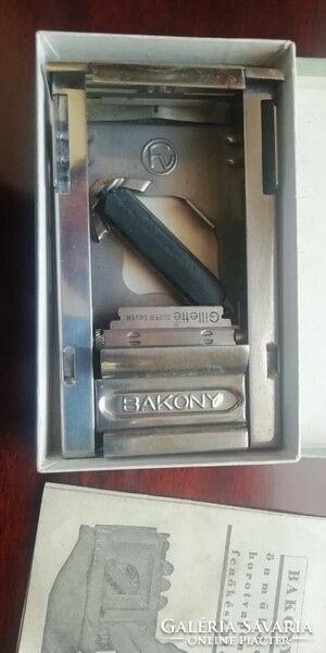 Bakony pengeélező egy Gillette pengével , eredeti saját dobozában