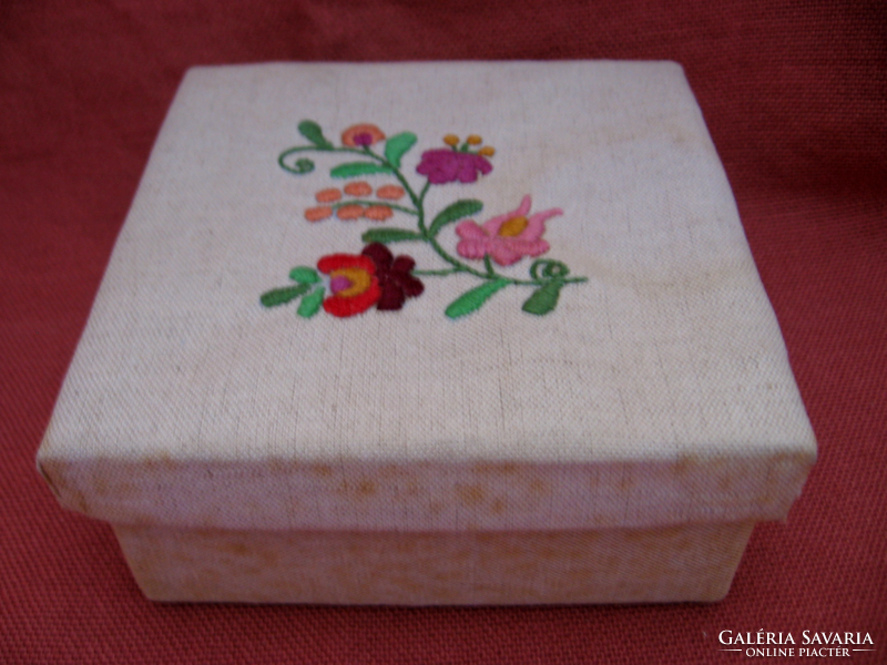 Retro embroidered box from Kalocsa