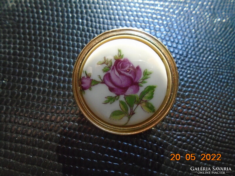 Rózsás porcelán betétes aranyozott bross