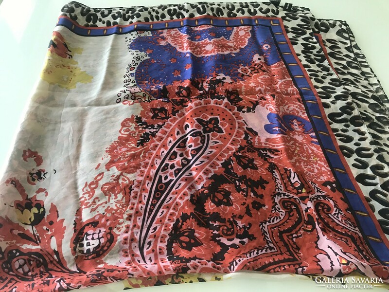 Hatalmas, leheletfinom selyemkendő a Hallhuber cégtől, 120 x 116 cm