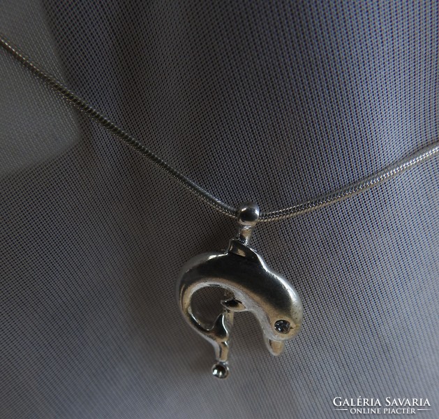 Delfin medállal ezüst színű nyaklánc