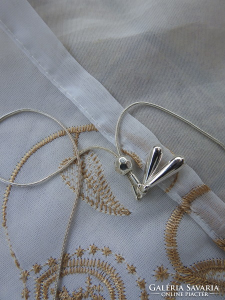 AVON -os jelzett nyaklánc - ezüst színű csepp lógókkal