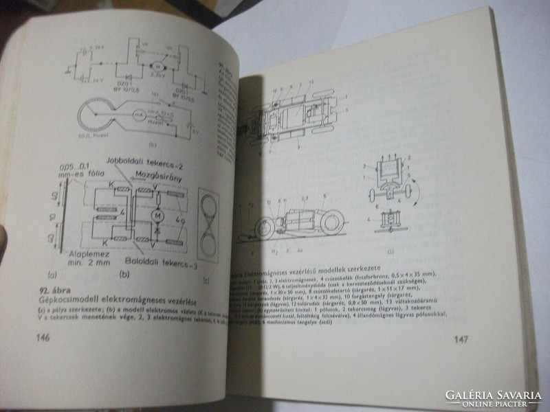 Technical book on the construction of electronic toys, a gauge railway, a racing car, a motorboat, a digital clock, remote control