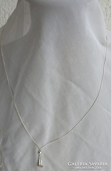 AVON -os jelzett nyaklánc - ezüst színű csepp lógókkal
