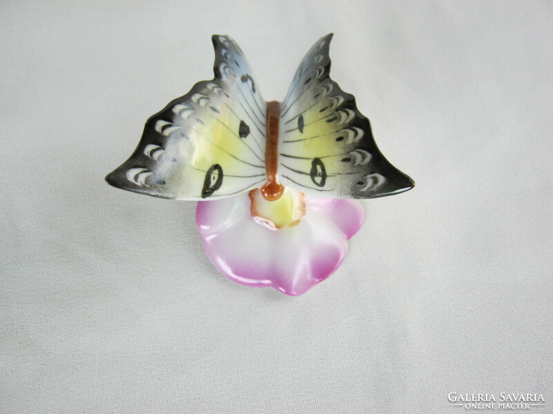 Retro ... Hollóházi porcelán figura nipp lepke pillangó virágon