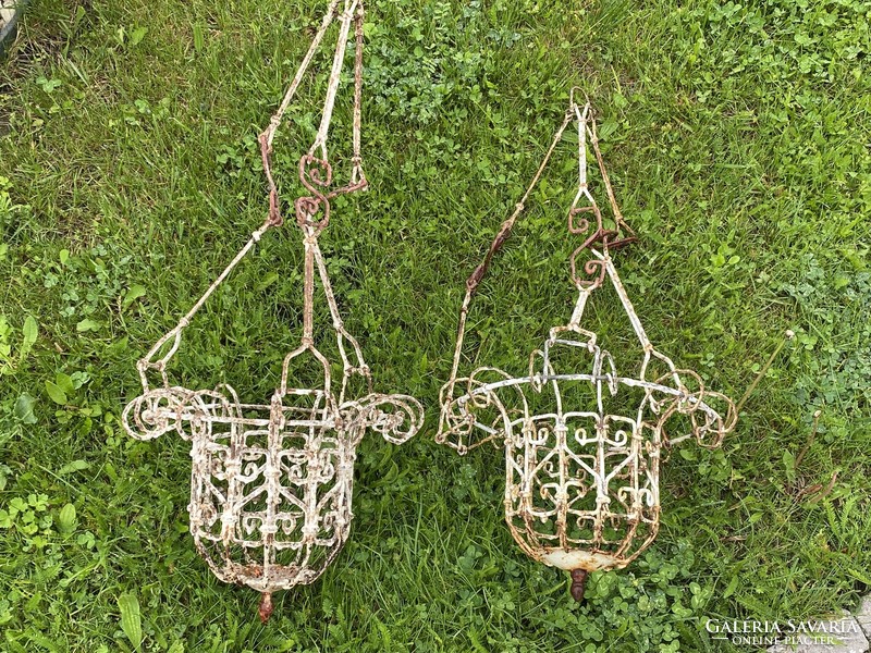 Antique iron hanging flowerpot in pairs