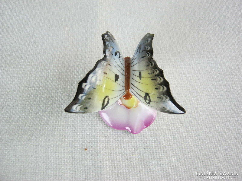 Retro ... Hollóházi porcelán figura nipp lepke pillangó virágon