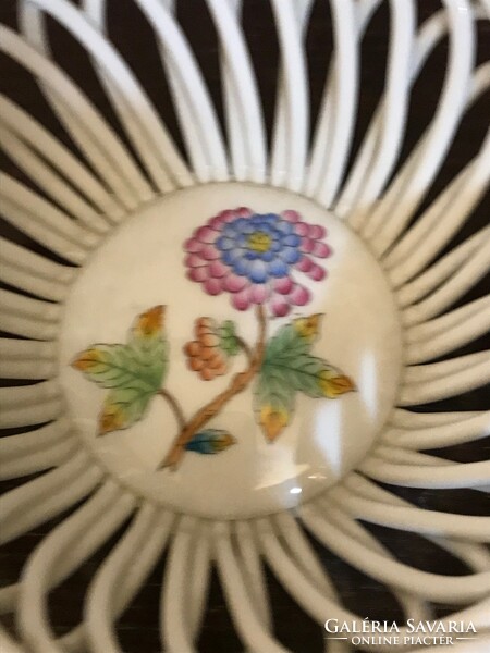 Herend porcelain wicker basket with Victorian patterned decorations, stamped. In good condition.