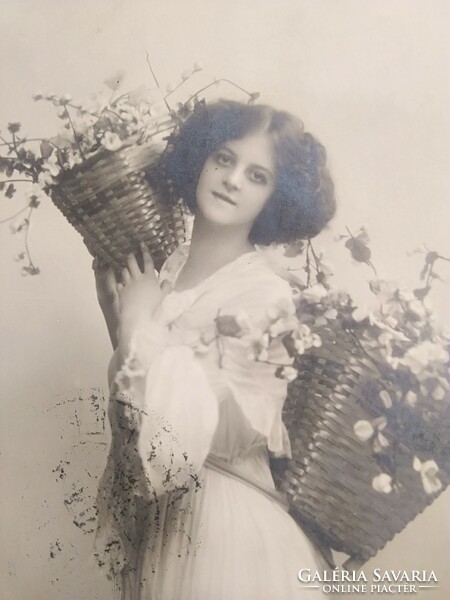 Antik képeslap/fotólap fiatal hölgy virágkosárral 1912