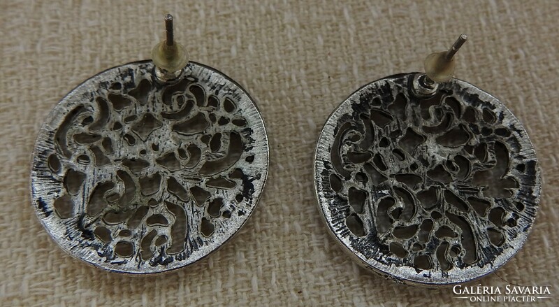 Two pairs of silver pierced pattern earrings