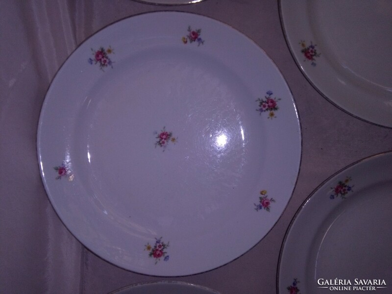 Öt darab apró virágos Zsolnay lapos tányér - együtt