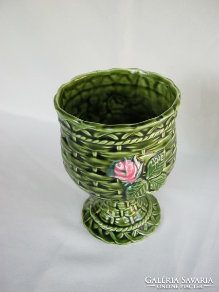 Zöld kerámia kehely váza rózsa díszítéssel