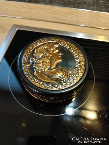 Metal jewelry box showing the coats of arms of the beautiful King Matthias v. Bonbonier