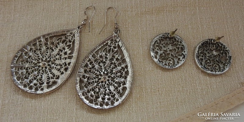 Two pairs of silver pierced pattern earrings
