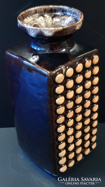 Különleges, barna színű, ritka technikával készült , bütykös váza.