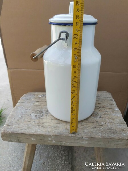 Approximately 2 liters of white enamel milk jug, jug, nostalgia piece for village peasant can be used