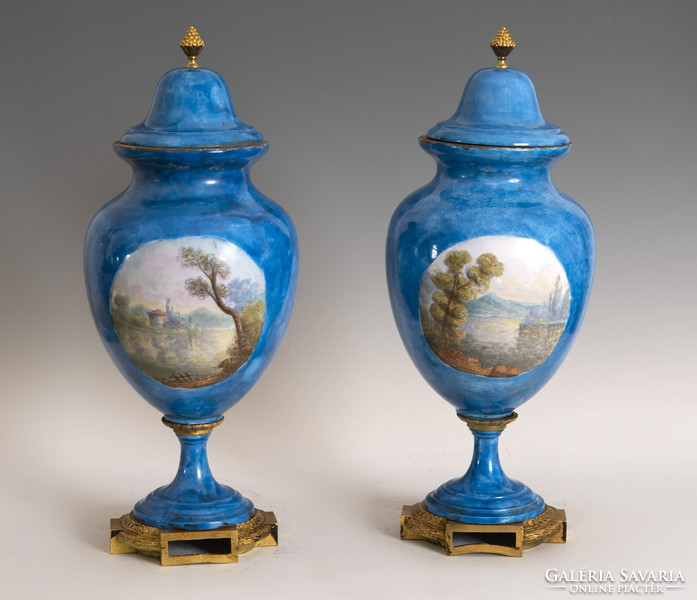 Páros kék porcelán fedeles váza barokkjelenettel