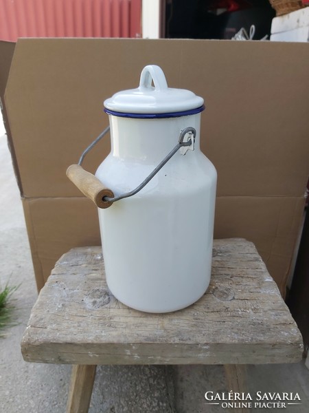Approximately 2 liters of white enamel milk jug, jug, nostalgia piece for village peasant can be used