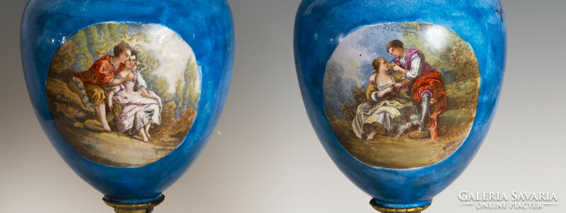 Páros kék porcelán fedeles váza barokkjelenettel