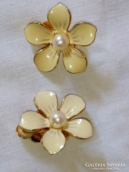 Retro flower ear clip with white pearls