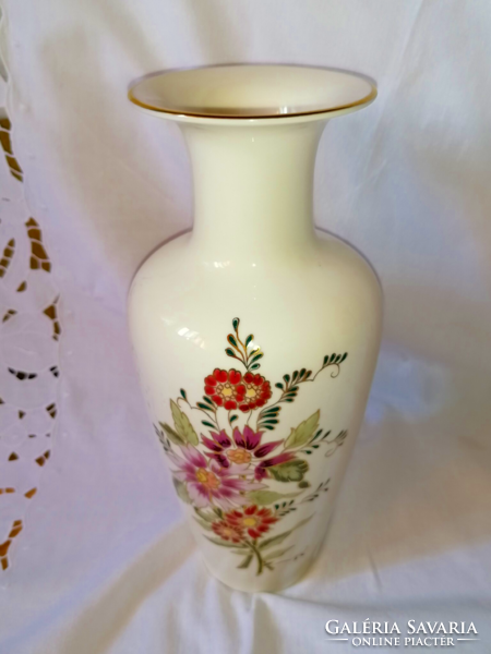Beautiful vase painted by Zsolnay, master painter