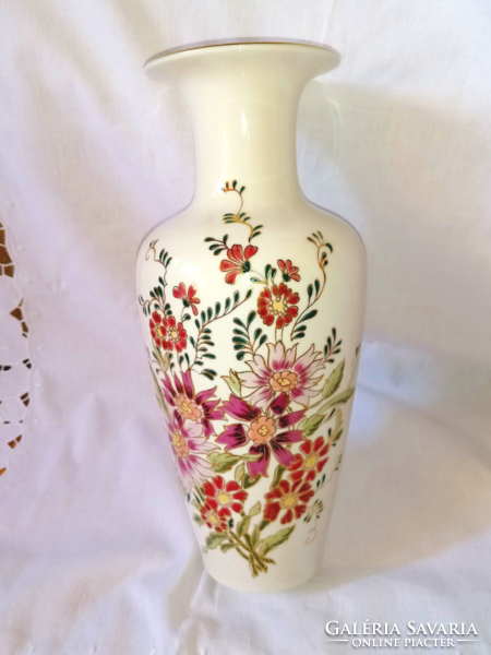 Beautiful vase painted by Zsolnay, master painter