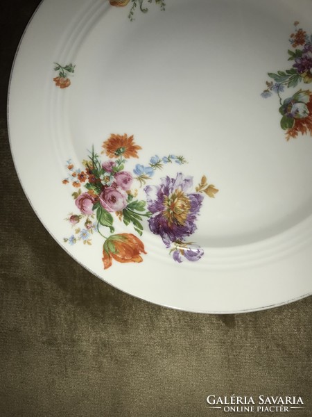 2 bent porcelain flat plates 24 cm with a beautiful bouquet of flowers