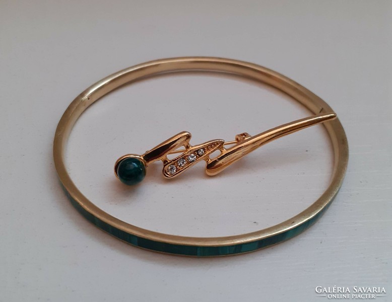 Retro Sparse Malachite Stone Adorned Bracelet Bracelet with Gold Plated Brooch Badge